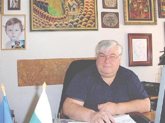 Димитър Костов в офиса на фирмата си
СНИМКА: АВТОРЪТ
