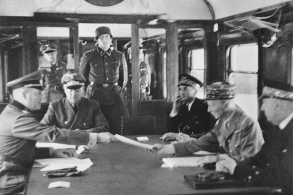 Подписването на примирието във влака до Компиен, 22 юни 1940 г. СНИМКА: Уикипедия/Bundesarchiv, Bild