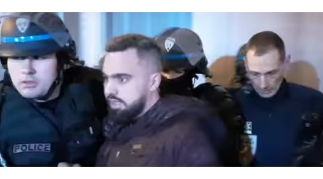Тридесетгодишният Ерик Друе е бил задържан снощи близо до парижкия булевард "Шанз-Елизе" Кадър: youtube/RT Deutsch