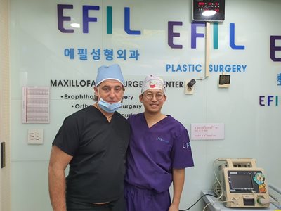 Д-р Питър Ким (вдясно) консултира болни в УМБАЛ "Пловдив"