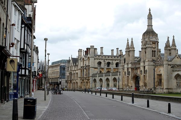 Улица пред Кеймбриджкия университет е празна заради пандемията.
СНИМКИ: РОЙТЕРС