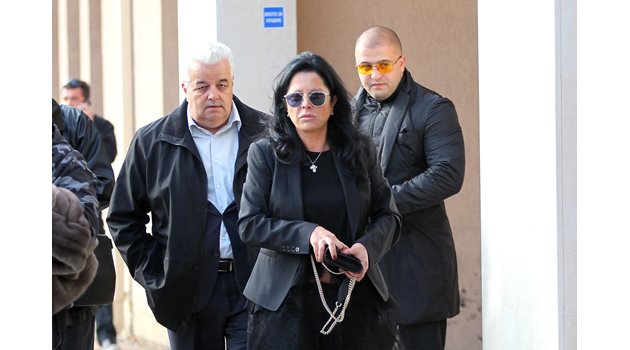 Бившата шефка на Ламбри Ничев Силвия Панагонова излиза от съда, където даваше показания срещу Божо Кравата. 