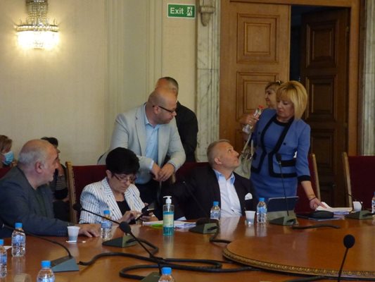 Мая Манолова и Николай Хаджигенов не са членове на  правната комисия, но присъстваха на заседанието в петък. 