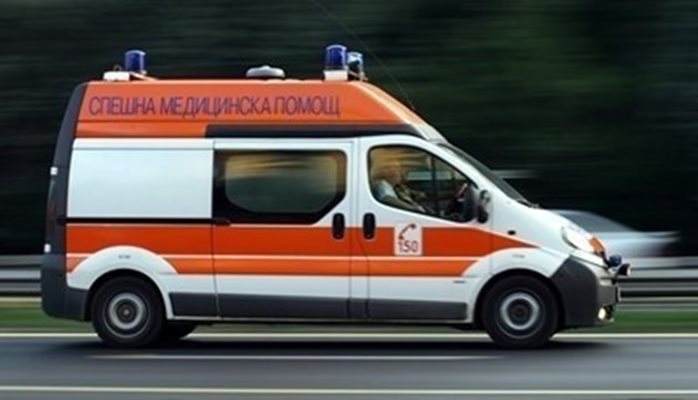 Детето е било откарана с линейка в Пловдив.