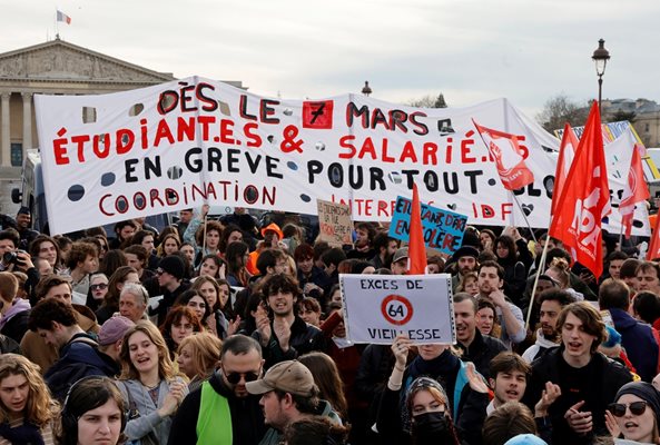 Французи протестират пред парламента в Париж.

СНИМКИ: РОЙТЕРС