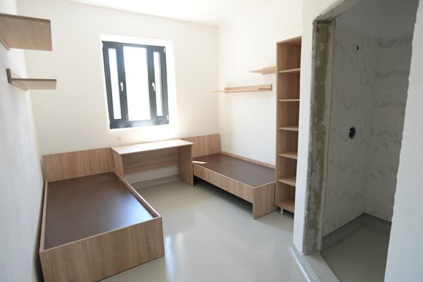 Луксозен затвор без решетки в Самораново очаква 400 осъдени, ще бъдат в стаи по двама (Обзор)