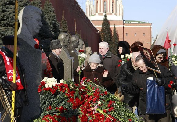 На Червения площад скърбят за тиранина