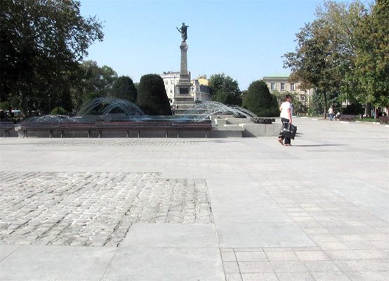 Пак ремонтират площада на Бойко в Русе
