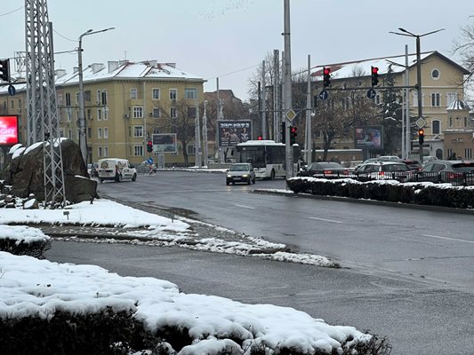 На кръстовището на Чифте баня в Пловдив няма една снежинка.