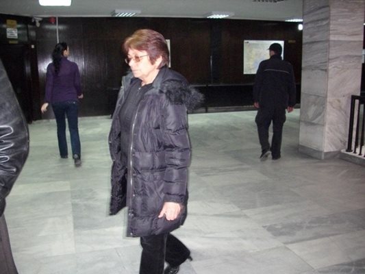 Майката на убития Ангел - Стефка, пред съдебната зала