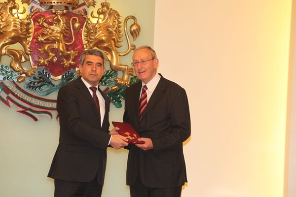 Президентът награждава проф. Камен Велев