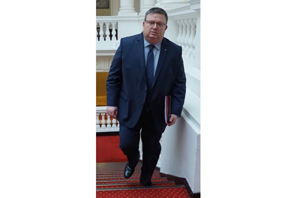 Главният прокурор Сотир Цацаров влиза на заседание на комисията за борба с корупцията и сивата икономика.