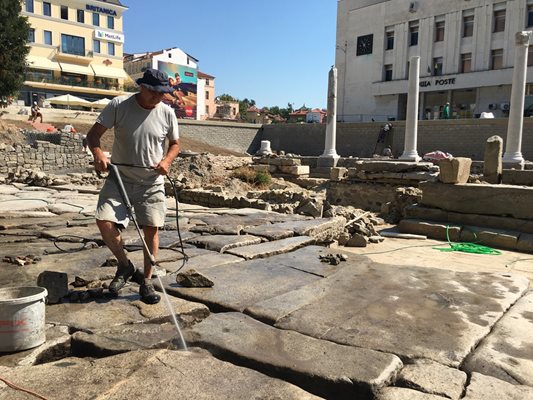 Специалист мие с водна струя античната улица, която минава през Форума. Снимки: Авторът