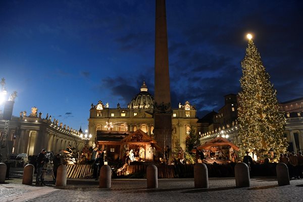 Коледното дърво и "Рождество Христово" на площад "Свети Петър" във Ватикана