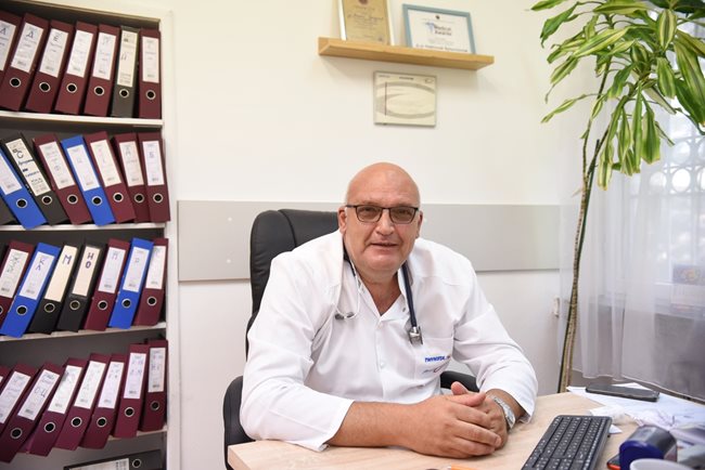 Д-р Николай Брънзалов е общопрактикуващ лекар, с над 20 години професионален опит.  Председател е на Контролната комисия на Националното сдружение на общопрактикуващите лекари в България. От 2019 г. е и зам.-председател на Управителния съвет на Българския лекарски съюз. СНИМКА: Велислав Николов