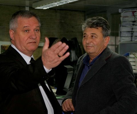 Адвокат Йордан Давчев /вляво/ със свой клиент.