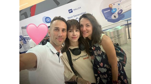 Стойко Сакалиев и съпругата му Габриела посрещат дъщеря му Любомира на летището, след последния й преглед в Англия.