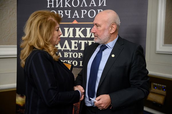 Вицепрезидентът Илияна Йотова поздравява проф. Николай Овчаров за премиерата на неговата книга.