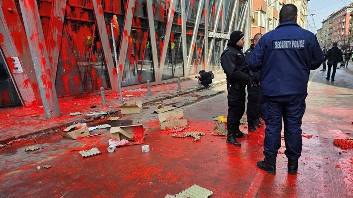 Протест на "Възраждане" срещу въвеждането на еврото атакува офисите на ЕС и ЕК в центъра на София, вандалите заляха фасадата на сградата с червена боя, имаше и пожар.
Снимка: Георги Кюрпанов, "24 часа"