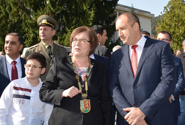 Президентът Румен Радев и кметицата на Троян Динка Михайлова на честванията за 150-годишнината на града.  СНИМКА: АВТОРЪТ