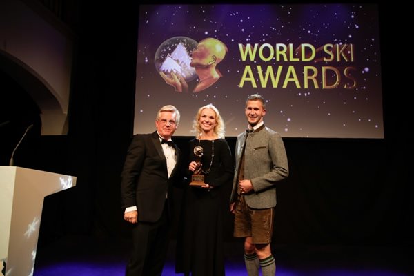 Генералният мениджър на „Кемпински Гранд Арена Банско“ Наталия Каширская получи наградата за най-добър ски хотел у нас. СНИМКИ: БФСки