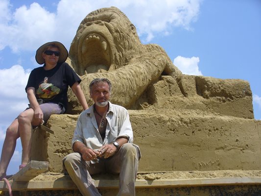 Фигурата на Кинг Конг е една от трите, с които тази година семейство Ани и Георги Златеви от Стара Загора участват в традиционния фестивал на пясъчните фигури в Бургас. Снимки ВАНЬО СТОИЛОВ