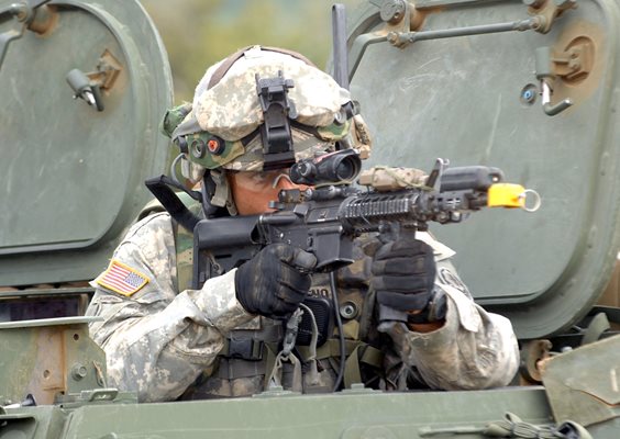 Американски войник тренира на полигон "Ново село"
