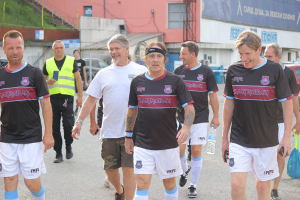 Басистът Стив Харис, който е основател на Iron Maiden Football Club, на преден план излиза със съотборниците си за мача на “Герена”. Вдясно е легендарният Брус Дикинсън, а вляво е “привлеченият” в звездния тим бивш капитан на “Левски” Елин Топузаков.
СНИМКИ: РУМЯНА ТОНЕВА