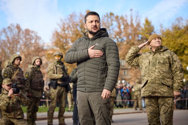 Володимир Зеленски присъства на издигането на държавното знаме в Херсон. Ноември 2022 г. Снимка: Офис на президента на Украйна