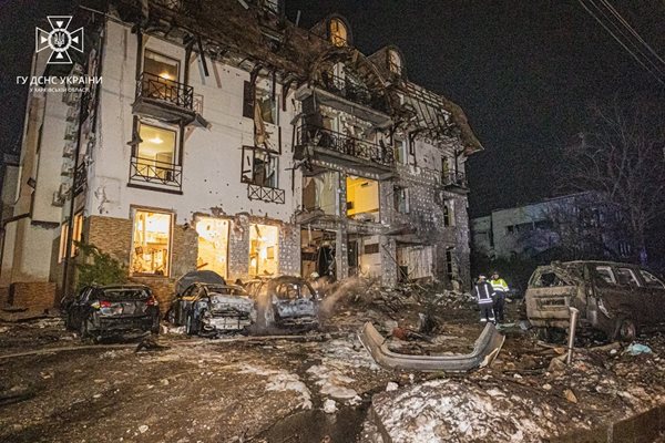 Хотел в Харков е поразен от две руски ракети, 11 са ранени