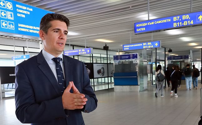 Хесус Кабайеро - изпълнителен директор на столичния аеропорт, показва пътя на двата потока -. хора от Шенген и от нешенген.