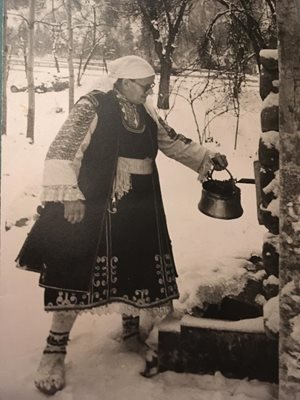 Баба Мира е носила народоната носия преди повече от век