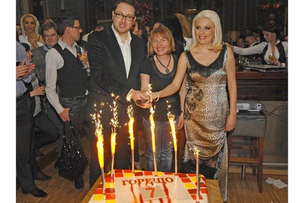 Боян Петков, Светлана Василева - новият шеф на Нова тв, и Венета Райкова са готови да разрежат тортата. 
СНИМКИ: НИКОЛАЙ ЛИТОВ

