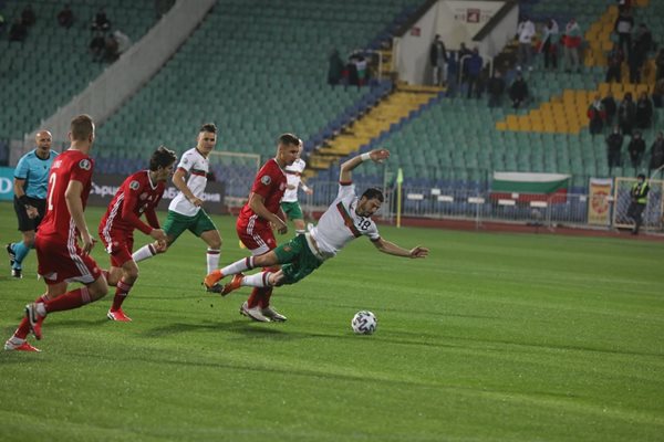 Галин Иванов лети към земята след съприкосновение с унгарски футболист.