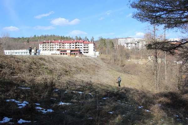 Почистват се израснали храсти и дървета по язовирната стена

СНимка: Община Трявна