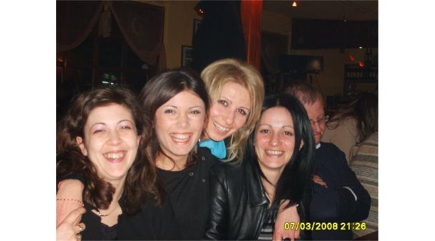 КУПОН: Стела Джоджева (втората отляво) и Таня Кацарска (вдясно) обичат да се забавляват.