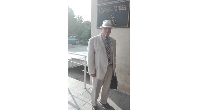 Адвокат Стефан Първанов държа дълга пледоария в съда..
