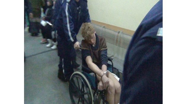 Нападателят над полицаите Николай Ф. от Сливен се държал неадекватно и в Спешното отделение на Университетската болница в Стара Загора, където бе докаран с белезници на ръцете.