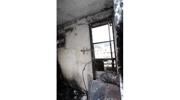 Апартаментът на бившия футболист Георги Матев е изгорял напълно заедно с обзавеждането в него.