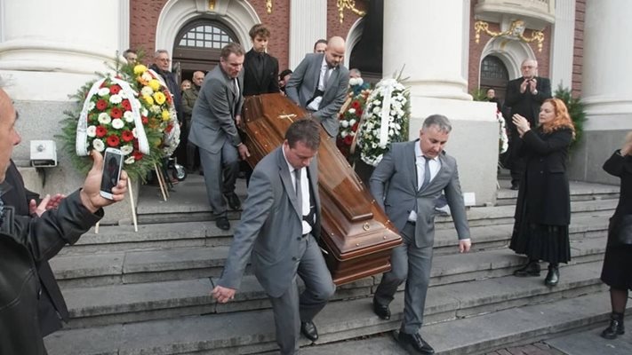 Присъстващите изпратиха ковчега на Стефан Данаилов с аплодисменти / СНИМКИ: Владимир Стоянов