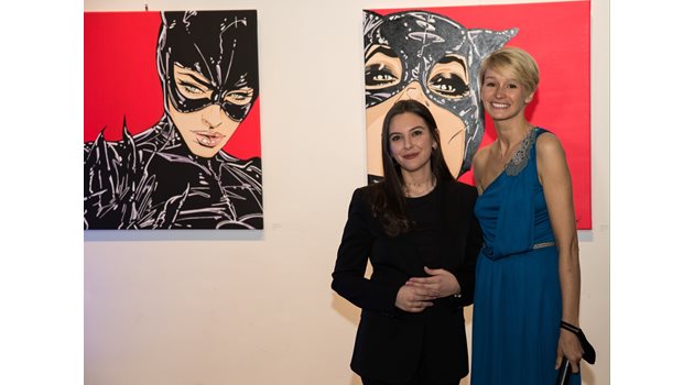 Дейзи (Десислава Барбукова, вляво) с Деница Гергова - артдиректор на галерия “Оборище 5”
