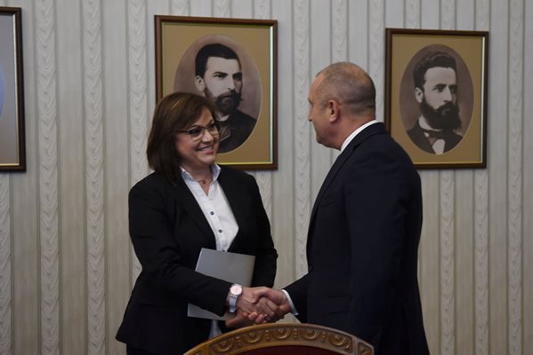 Председателката на БСП се ръкува с президента Радев в началото на консултациите на "Дондуков" 2 