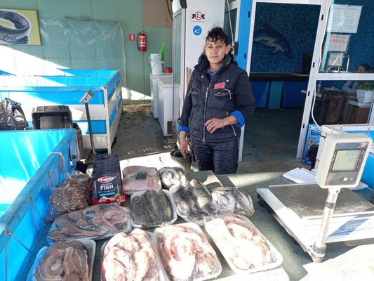 Търговка на пътя Асеновград - Пловдив е напълнила живарниците и очаква по Никулден да пласира около 700 кг риба. 