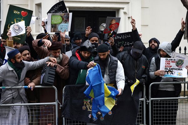 Хиляди се събраха в Истанбул и запалиха шведското знаме в знак на протест срещу изгарянето на Корана в Стокхолм.

СНИМКА: РОЙТЕРС