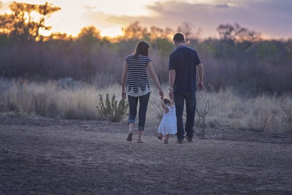 Родители на разходка с детето
СНИМКА: Pixabay