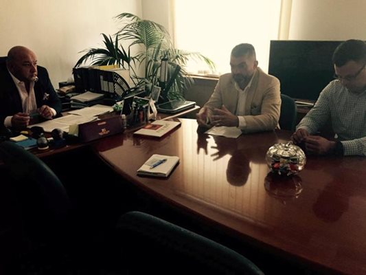 На снимката: Министър Кралев по време на срещата с председателя на Българската федерация по бейзбол Ясен Неделчев и члена на УС на централата Петър Груев