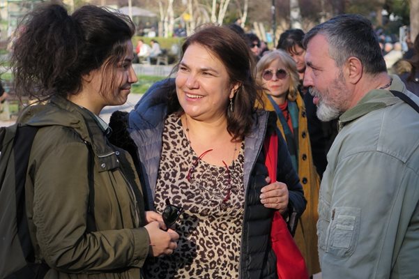 Марта Вачкова с дъщеря си Рада (вляво) разговарят с шефа на артистите Христо Мутафчиев