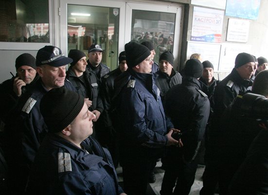 Полицаи застанаха пред входа на прокуратурата, след като протестиращи се опитаха да влязат вътре.
