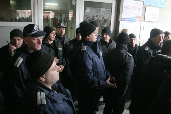 Полицаи застанаха пред входа на прокуратурата, след като протестиращи се опитаха да влязат вътре.