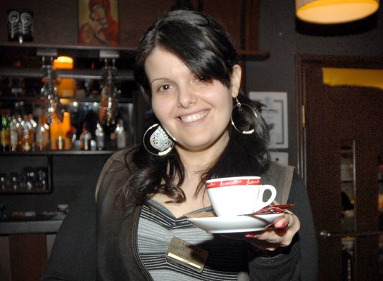 Сервитьорка поднася "висящо кафе" в Пловдив. Напитката е платена от клиент за непознат човек, който не може да си позволи да я купи сам.